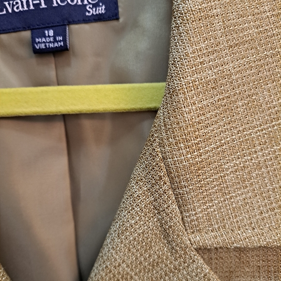 Gorgeous Evan-Picone Jacket. Size 18 💚💚💚 in  Color. Pair it with anything💚. - Picture 11 of 11